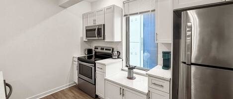 Réfrigérateur, micro-ondes, four, plaque de cuisson