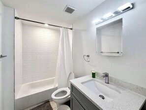 Douche, séchoir à cheveux, shampooing