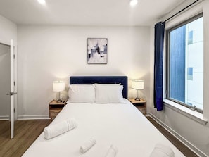 2 عدّة غرف نوم وواي فاي وملاءات أسرّة