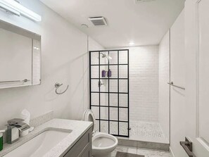 Shower, hair dryer - Modern 2 BD | Sleeps 6 | Northern Liberties (Philadelphia)
