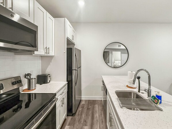 Réfrigérateur, micro-ondes, four, plaque de cuisson