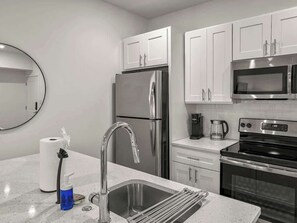 Refrigerador, microondas, horno y parrilla de estufa 