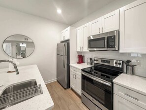 Fridge, microwave, oven, stovetop - Modern 1 BD | Sleeps 4 | Northern Liberties (Philadelphia)