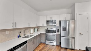 Réfrigérateur, four à micro-ondes, un four, surface de cuisson