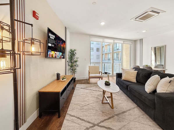 Televisión y oficina 