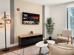 Televisión y oficina 