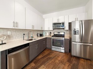 Refrigerador, microondas, horno y parrilla de estufa 