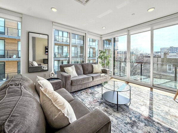 TV, offices - Stylish 2BD | Sleeps 6 | Northern Liberties (Philadelphia)