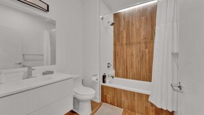 Douche, sèche-cheveux, shampoing