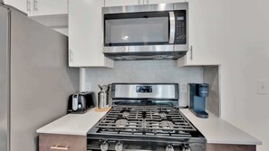 Refrigerador, microondas, horno y parrilla de estufa 