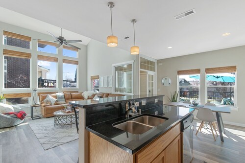 Charming 3-bedroom townhome with WiFi, AC in delightful Spokane