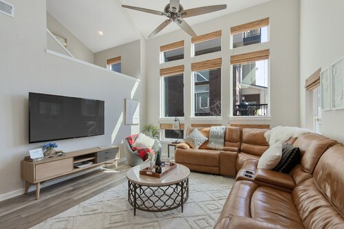 Charming 3-bedroom townhome with WiFi, AC in delightful Spokane