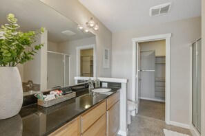 Shower, jetted bath, hair dryer, towels