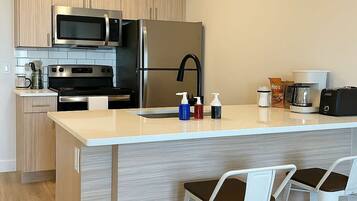 Coffee/tea maker, dishwasher, cookware/dishes/utensils