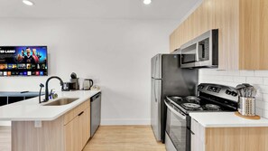 Refrigerador, microondas, horno y parrilla de estufa 