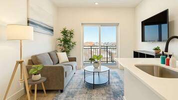 Een televisie en een kantoor