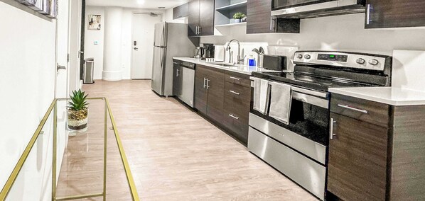 Frigorífico, microondas, horno y placa de cocina