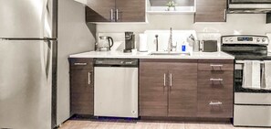 Frigorífico, microondas, horno y placa de cocina