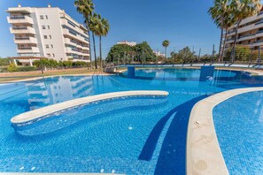 Una piscina al aire libre