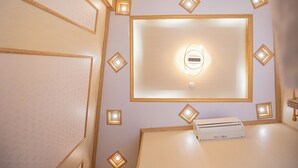 럭셔리 더블룸, 퀸사이즈침대 1개, 금연, 산 전망 | 거실 공간 | 디지털 채널 시청이 가능한 32인치 스마트 TV, 유료 영화