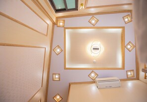 Luxe tweepersoonskamer, 1 queensize bed, niet-roken, uitzicht op bergen | Woonruimte | Een 32-inch smart-tv met digitale zenders en betaalfilms