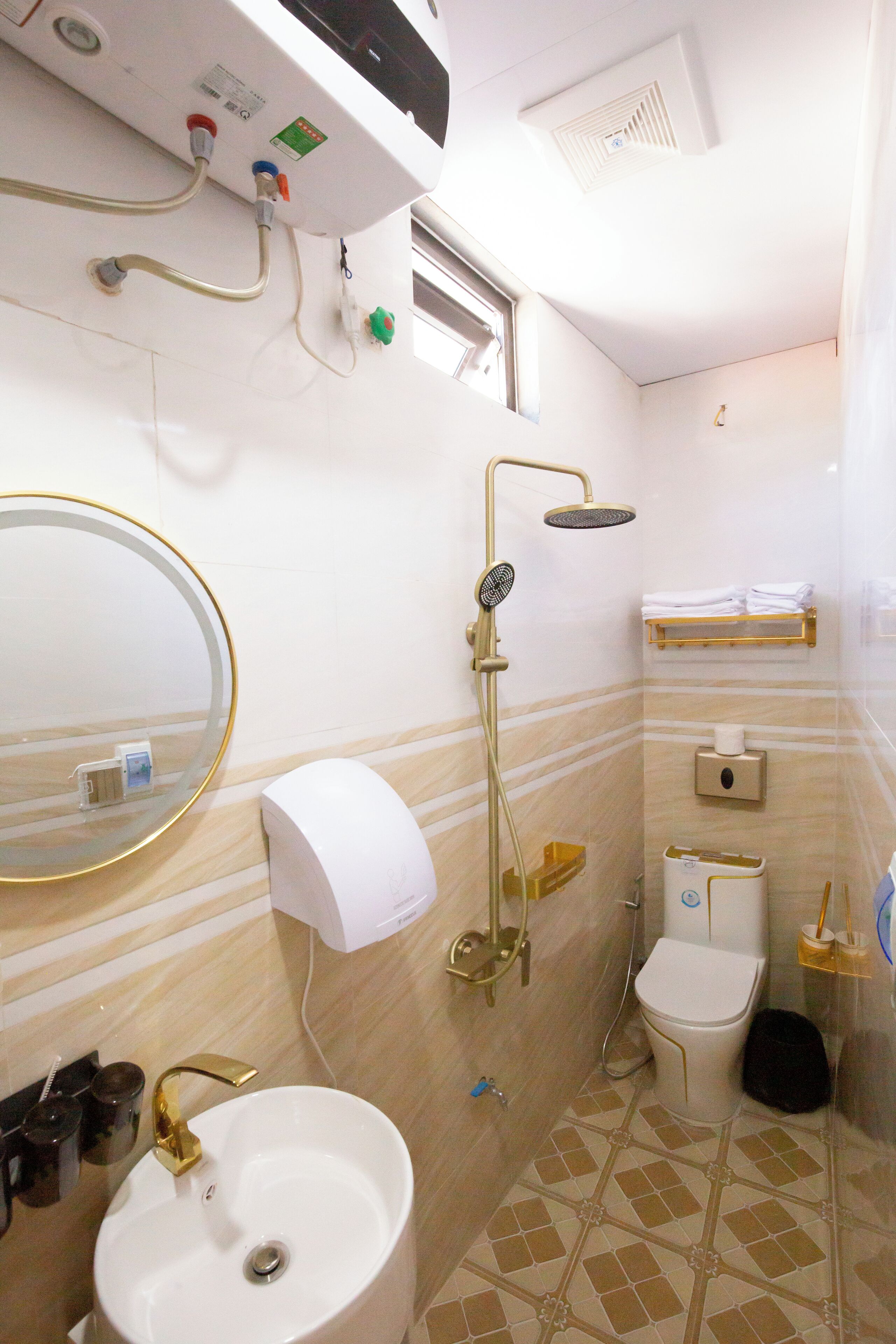 Een badkamer met een wastafel, toilet en douche.