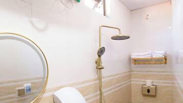 Een badkamer met een wastafel, toilet en douche.