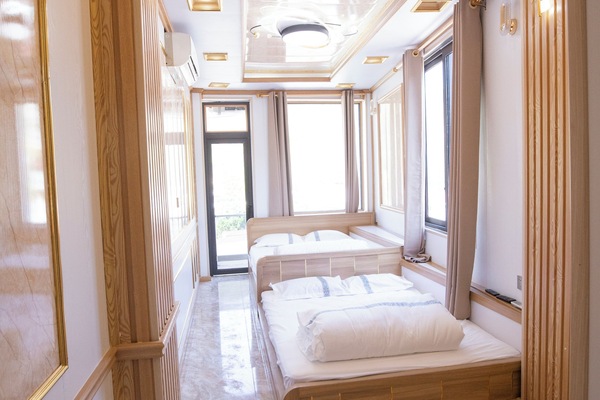 Premium bedding, down comforters, pillowtop beds, desk