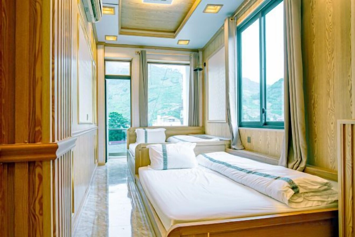 Premium bedding, down comforters, pillowtop beds, desk