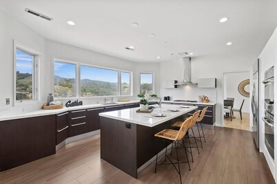Spacious 5-bedroom estate in charming Saratoga with Amazing view