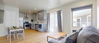 Ocean's Edge: 2BR/2BA Beach Block Condo w/ POOL