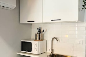 Geladeira, micro-ondas, cooktop, cafeteira/chaleira
