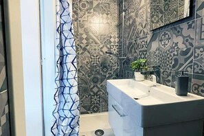 Douche, séchoir à cheveux, serviettes fournies, savon