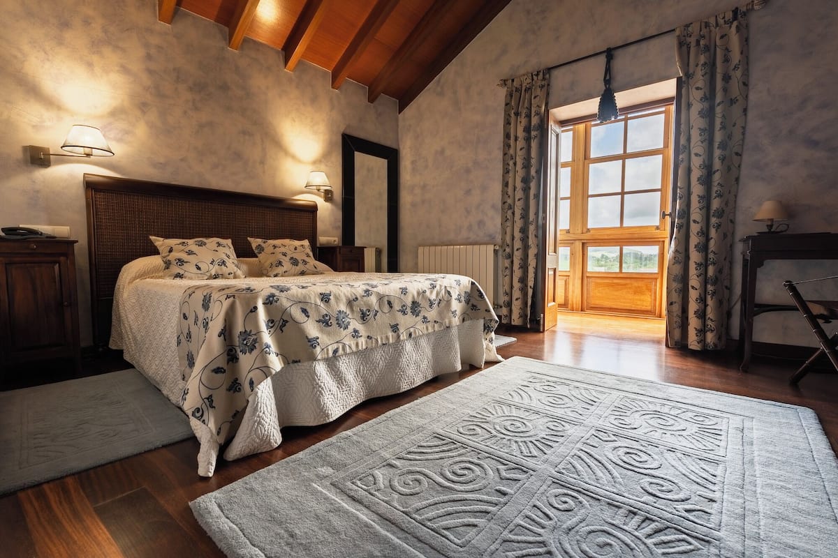 Deluxe-Doppelzimmer, Gartenblick | Individuell dekoriert, individuell eingerichtet, Schreibtisch