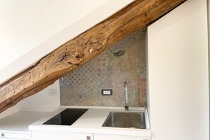 Kühlschrank, Herdplatte, Wasserkocher mit Kaffee-/Teezubehör