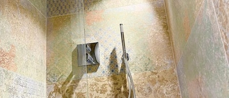 Douche, sĂšche-cheveux, serviettes fournies, savon
