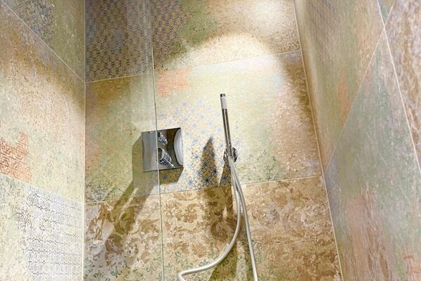 Dusche, Haartrockner, Handtücher, Seife