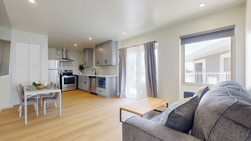 Ocean's Edge: 2BR/1BA Beach Block Condo w/ POOL