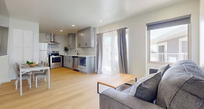 Ocean's Edge: 2BR/1BA Beach Block Condo w/ POOL