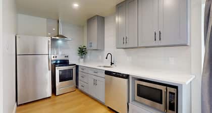 Ocean's Edge: 2BR/2BA Beach Block w/POOL & Balcony