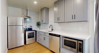 Ocean's Edge: 2BR/2BA Beach Block w/POOL & Balcony
