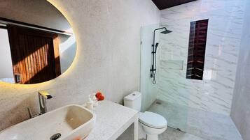 Ducha, secador de pelo, bidet, toallas