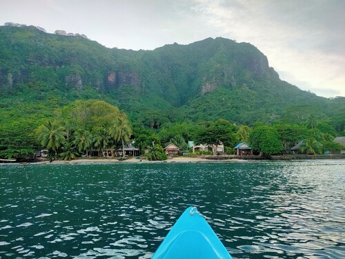 The Pearl of Moorea Fare Honu waterfront with its beach for a romantic stay