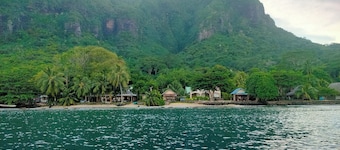 The Pearl of Moorea Fare Honu waterfront with its beach for a romantic stay