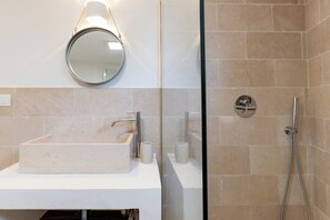 Sèche-cheveux, bidet, serviettes fournies, savon