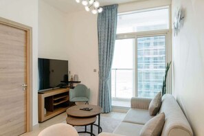 TV, offices - Beautiful 1 bed apartment Marina I Sleeps 4 (Dubai Marina)