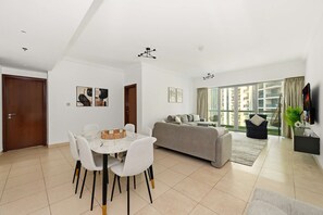 Télévision, livres, espaces bureaux