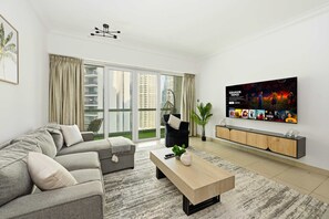 Télévision, livres, espaces bureaux