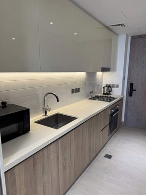 Fridge, microwave, oven, stovetop