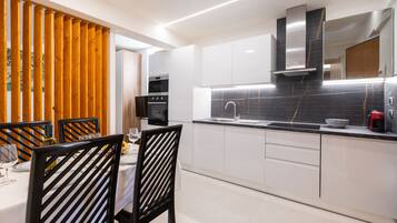 Fridge, microwave, stovetop, dishwasher